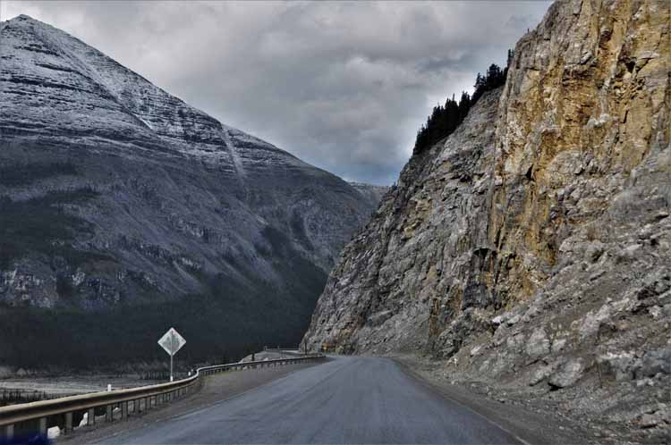 highway between mtns